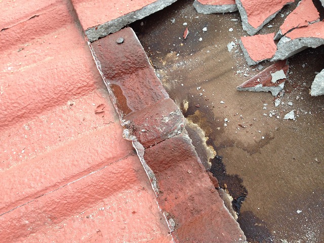 撤去中のセメント瓦